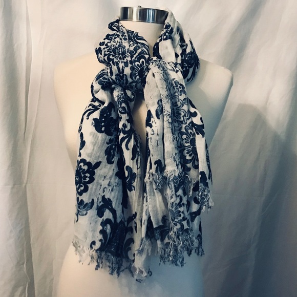 Accessories - Elegant white and blue cotton scarf, 5’ x 5’